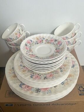 Rose Garland Fine Bone China Made in England Minton Limited 1973 Tea Set Dishes